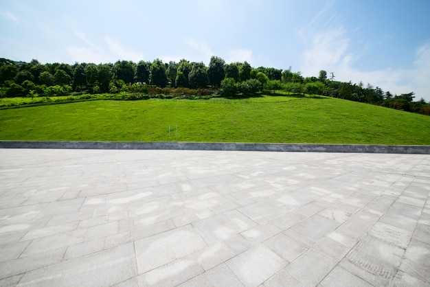 Kostenloses Foto langer leerer fußweg im modernen stadtplatz mit skyline