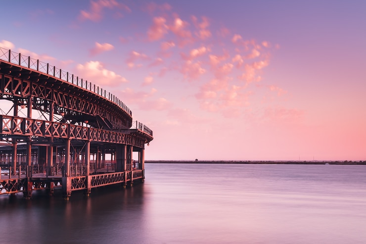 Kostenlose Foto langer pier am meer
