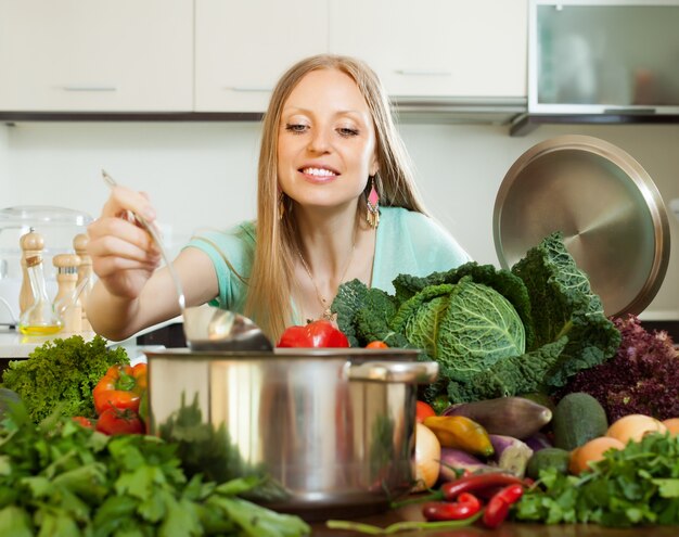 Langhaarige Hausfrau kocht zu Hause Küche