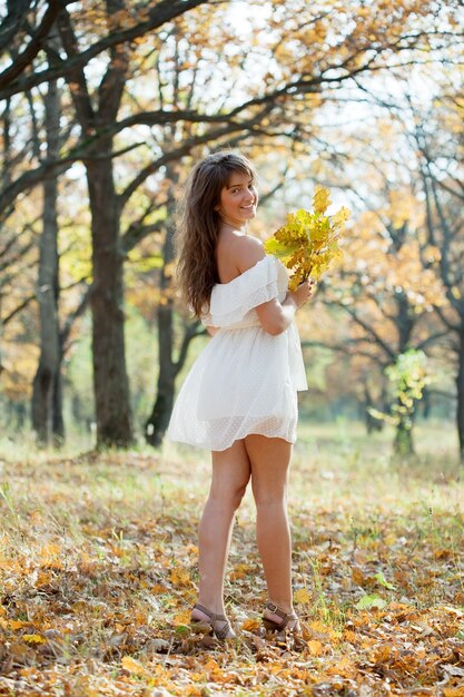 Langhaariges Mädchen mit Eiche posy im Herbst