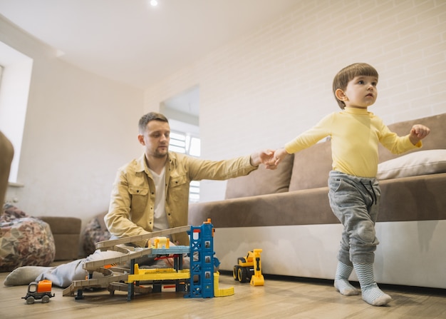 Langsichtiger Händchenhalten von Vater und Sohn