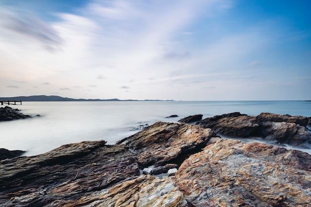 Langzeitbelichtung Rock und Küste im Meer von Thailand