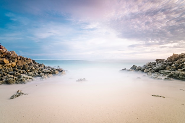 Langzeitbelichtungen Sandstrand Meer in der Dämmerung