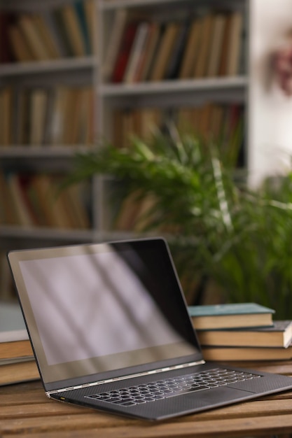 Laptop auf dem Tisch