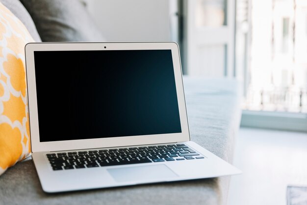 Laptop auf der Couch