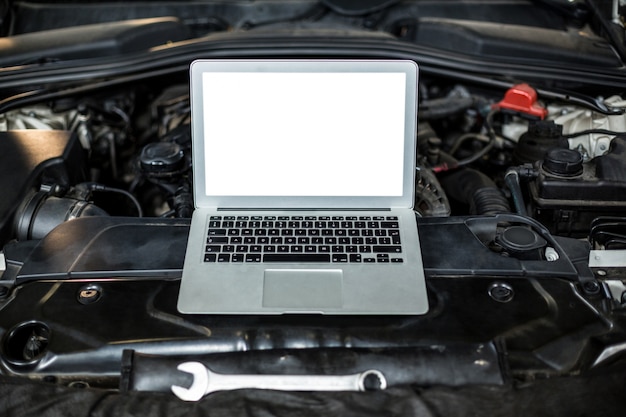 Laptop auf einem Automotor