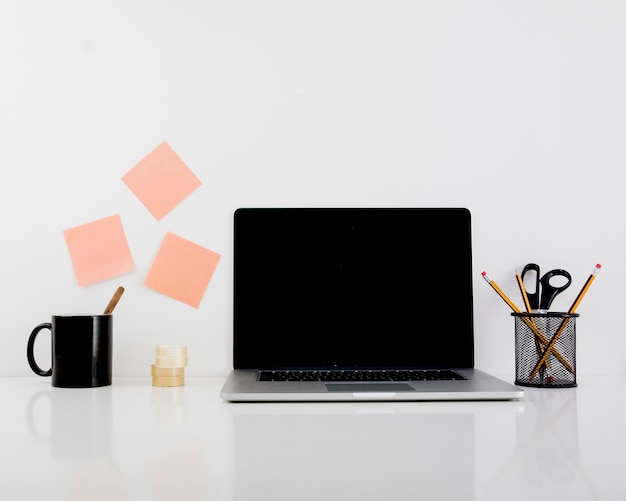 Laptop auf reflektierendem Schreibtisch im Büro