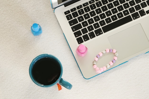 Laptop, Becher und Nagellack