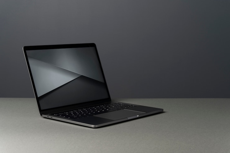 Kostenlose Foto laptop-gerät mit minimalistischem monochromem hintergrund