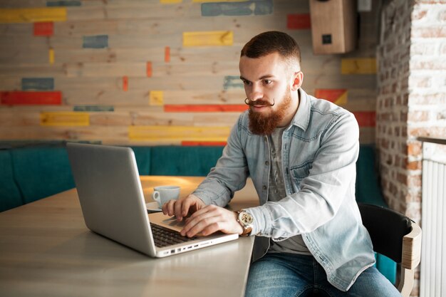 Laptop Mann Geschäft junger Erwachsener