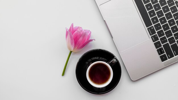 Laptop mit Blumen und Kaffeetasse