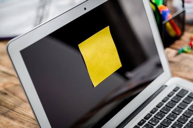 Laptop mit einem Post-it geklebt auf den Bildschirm