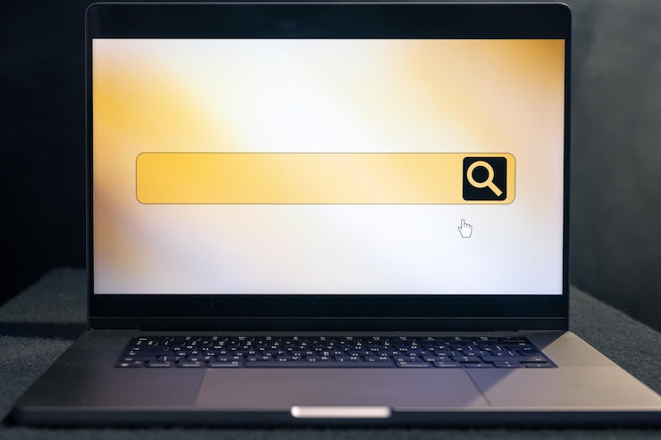 Kostenlose Foto laptop mit internetbrowser-suchleiste auf dem bildschirm