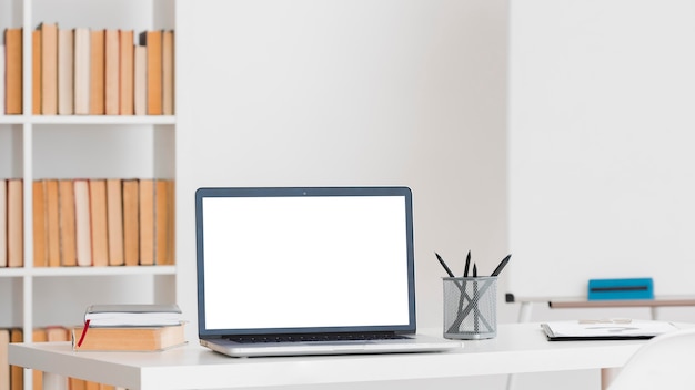 Laptop mit Kopierplatz Desktop in einer Bibliothek