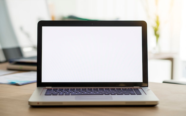 Laptop mit leerem Bildschirm über Schreibtisch