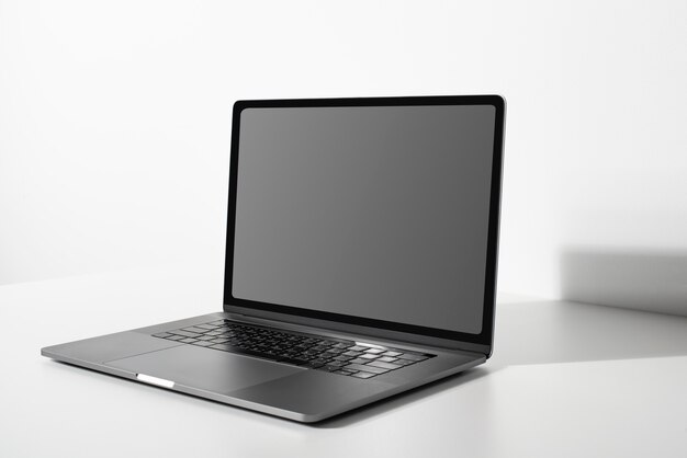 Laptop mit leerem schwarzen Bildschirm auf einem weißen Tisch