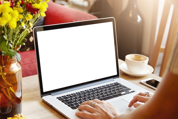 Laptop mit leerem weißen bildschirm