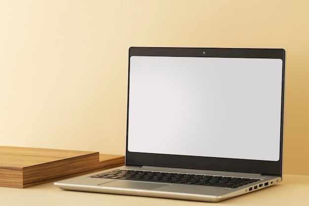 Laptop mit minimalem Display und Holzplatte