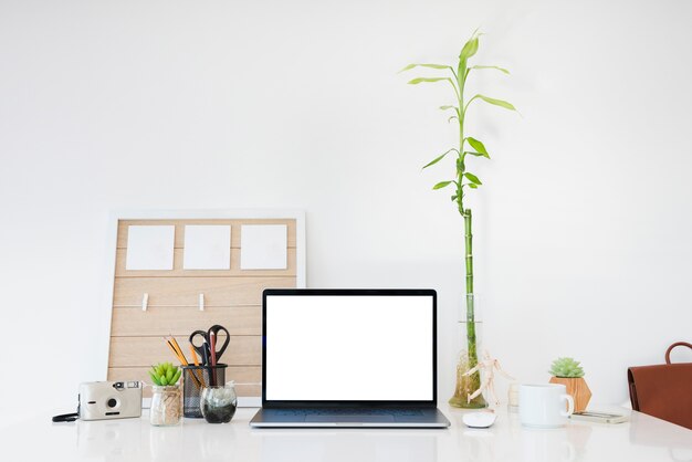 Laptop und Artikel auf dem Schreibtisch Sortiment