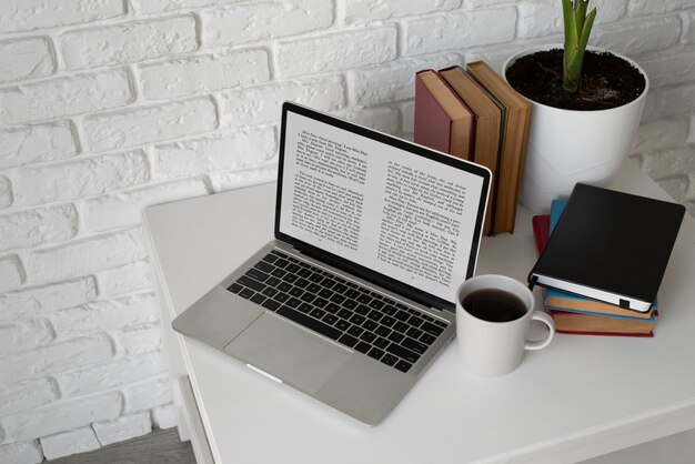 Laptop und Bücher des hohen Winkels