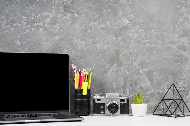 Kostenloses Foto laptop- und bürowerkzeuge auf schreibtisch