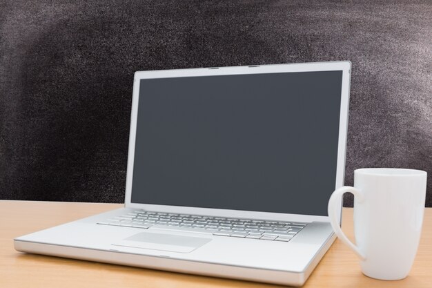 Laptop und eine Tasse mit Tafel