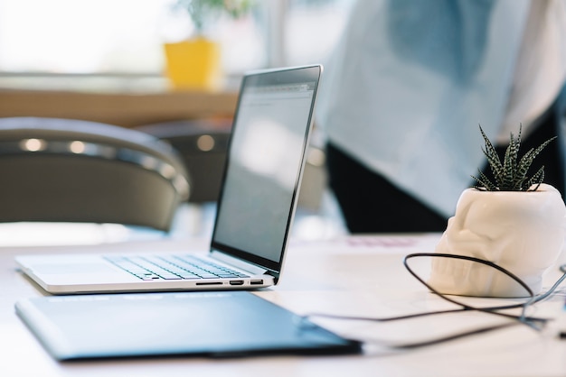 Laptop und Grafiktablett auf Schreibtisch