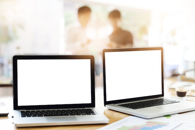 Laptops im Büro mit Geschäftsmannschaft diskutieren