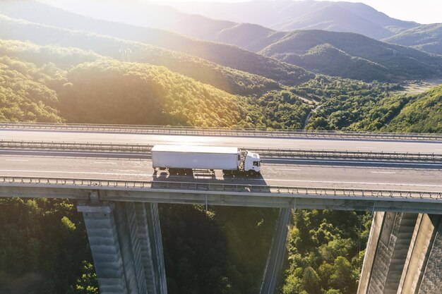 Lastwagen auf der Autobahn in den Bergen bei Sonnenuntergang