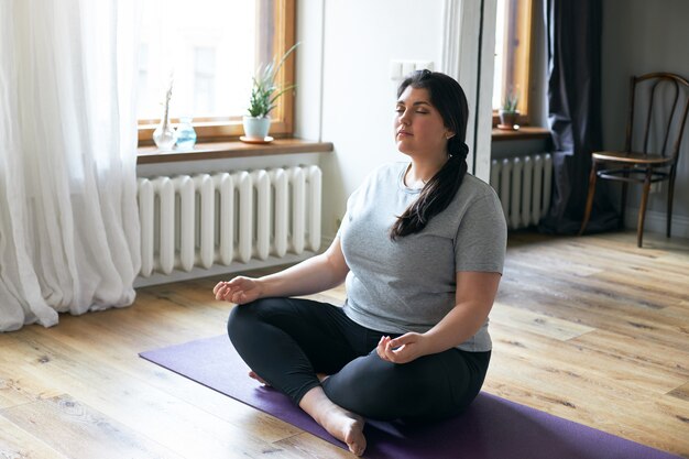 Lateinisches brünettes Mädchen, das Innen aufwirft