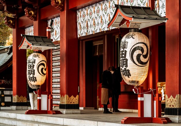 Laternen hängen am Eingang des japanischen Tempels