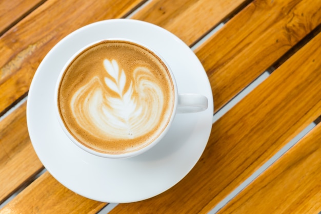Latte Kaffee Kunst auf den Holztisch