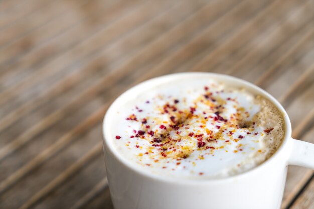 Latte Kaffee Kunst auf den Holztisch