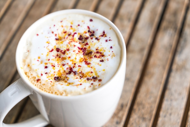 Latte Kaffee Kunst auf den Holztisch