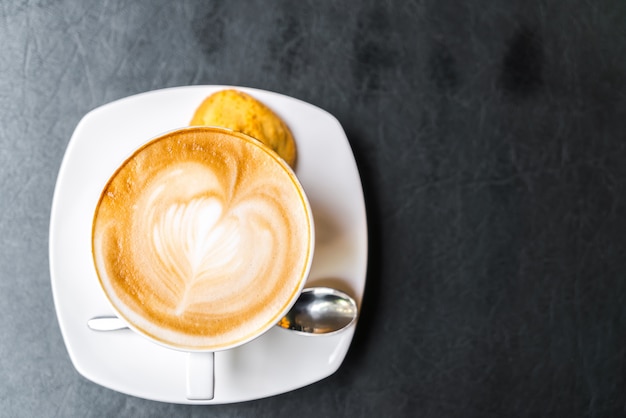 Kostenloses Foto latte kaffee kunst auf den tisch.