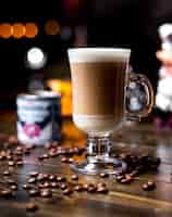Kostenloses Foto latte kaffeebohnen seitenansicht