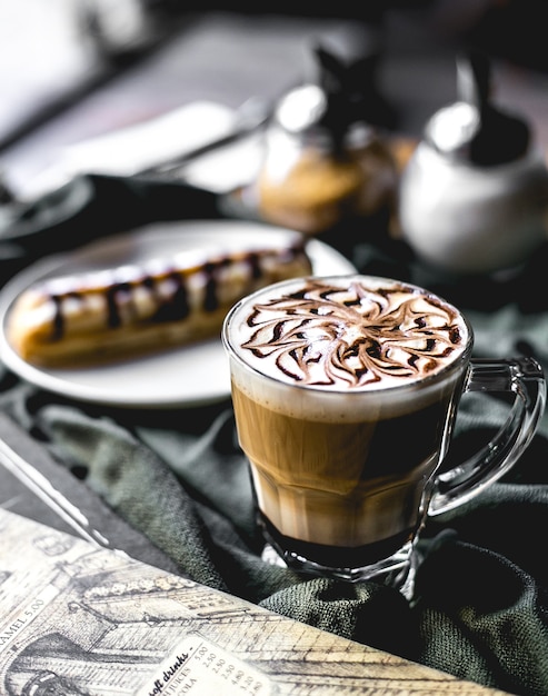 Latte mit Karamell-Syrop-Seitenansicht