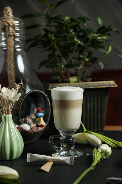Latte schwarze Kaffeemilch Espresso Zimt Milch Schaum Seitenansicht