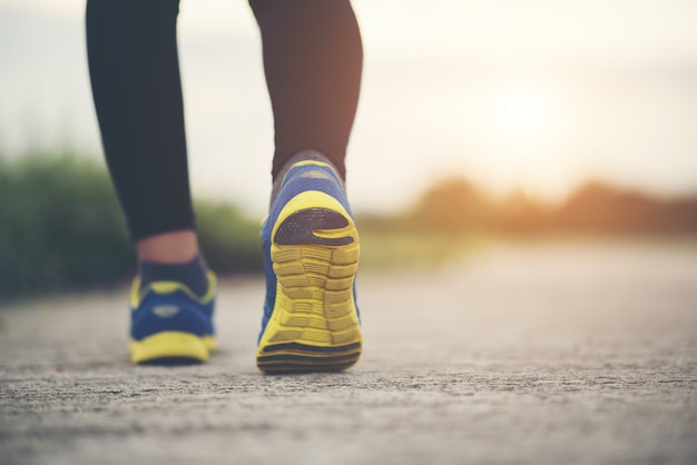 Laufschuhe hautnah Fitness Frauen trainieren und joggen