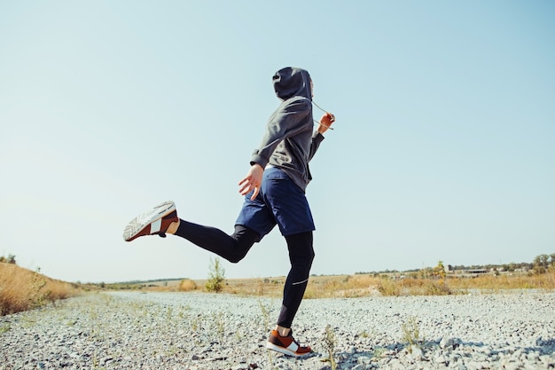 Laufsport. Mannläufer, der im Freien in der landschaftlich reizvollen Natur sprintet. Fit muskulöses männliches Athleten-Trainings-Trailrunning für den Marathonlauf. Sportlich fit sportlicher Mann, der im Sprint in Kompressionskleidung trainiert