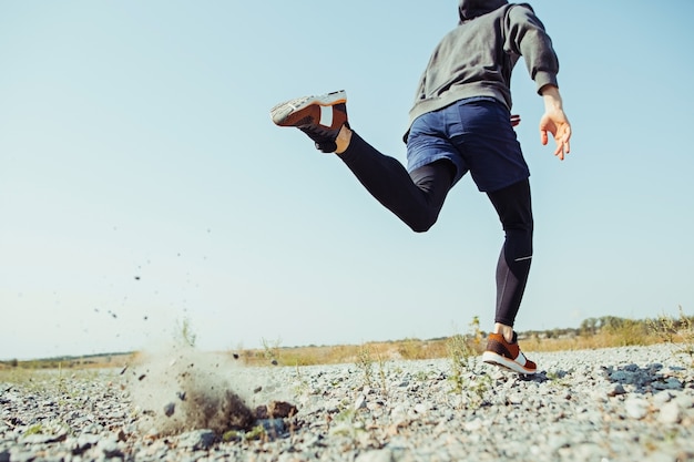 Laufsport. Mannläufer, der im Freien in der landschaftlich reizvollen Natur sprintet.