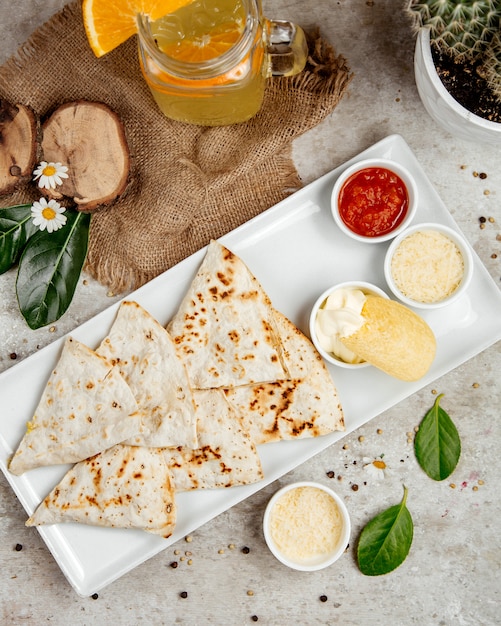 Kostenloses Foto lavash mit verschiedenen saucen und pommes