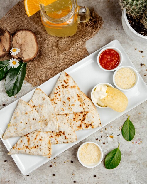 Lavash mit verschiedenen Saucen und Pommes