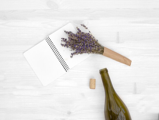 Lavendel und Flasche