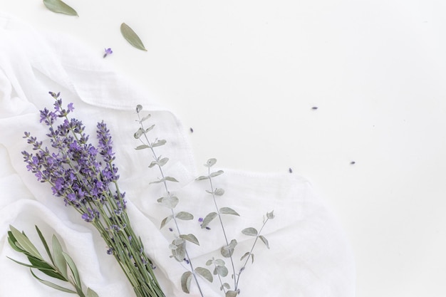 Lavendelblüten Flaches Laienkonzept Hautpflege Heller Hintergrund mit Lavendel