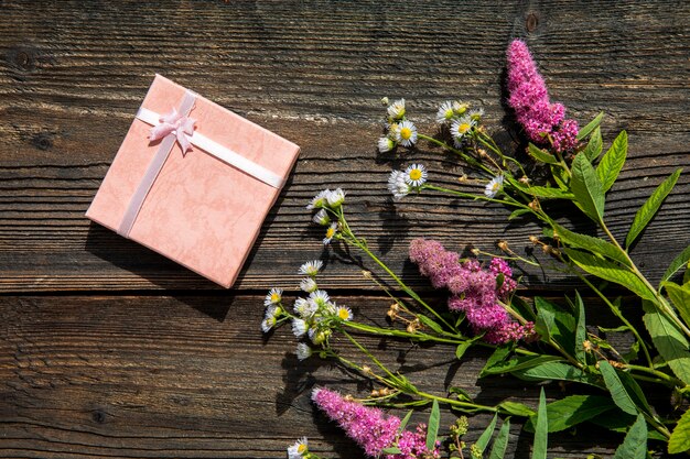 Lavendelblüten mit süßem Geschenk