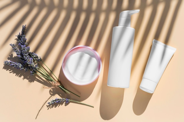 Lavendelcreme und Schatten Spa-Behandlung Arrangement Kosmetik