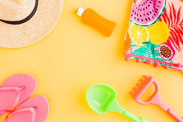 Layout von Strandzubehör und Kinderspielzeug für den tropischen Urlaub im Sommer