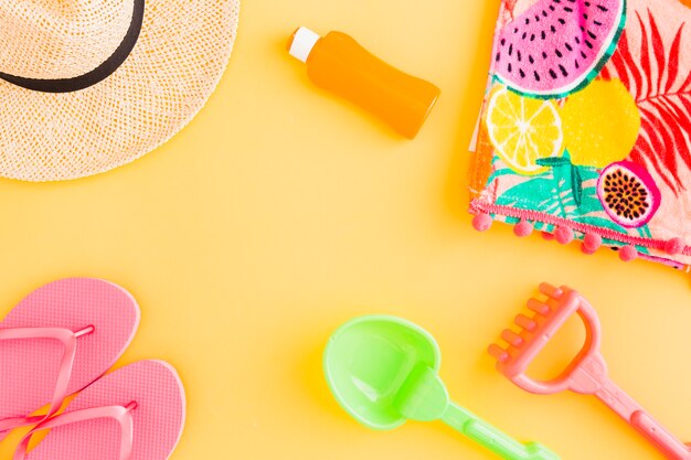 Layout von Strandzubehör und Kinderspielzeug für den tropischen Urlaub im Sommer