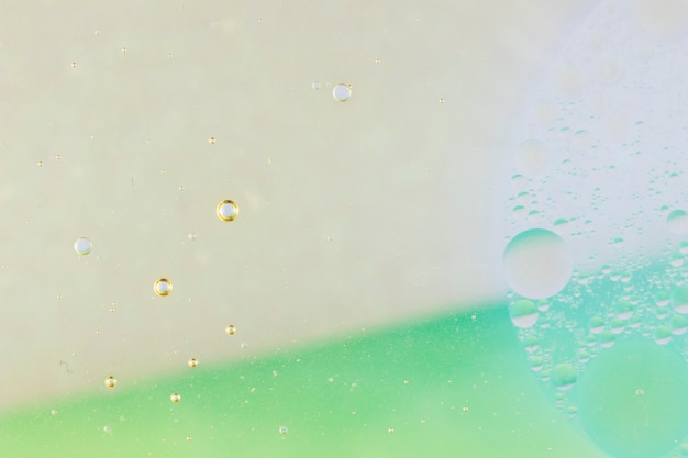 Ölblasen, die auf hellen bunten Hintergrund schwimmen